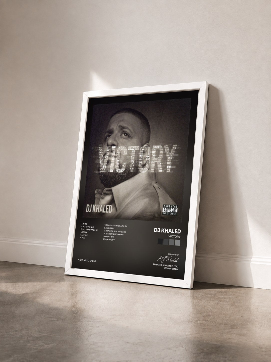 #blanc Tableau de l'album Victory de DJ Khaled vu de trois quarts, cadre blanc