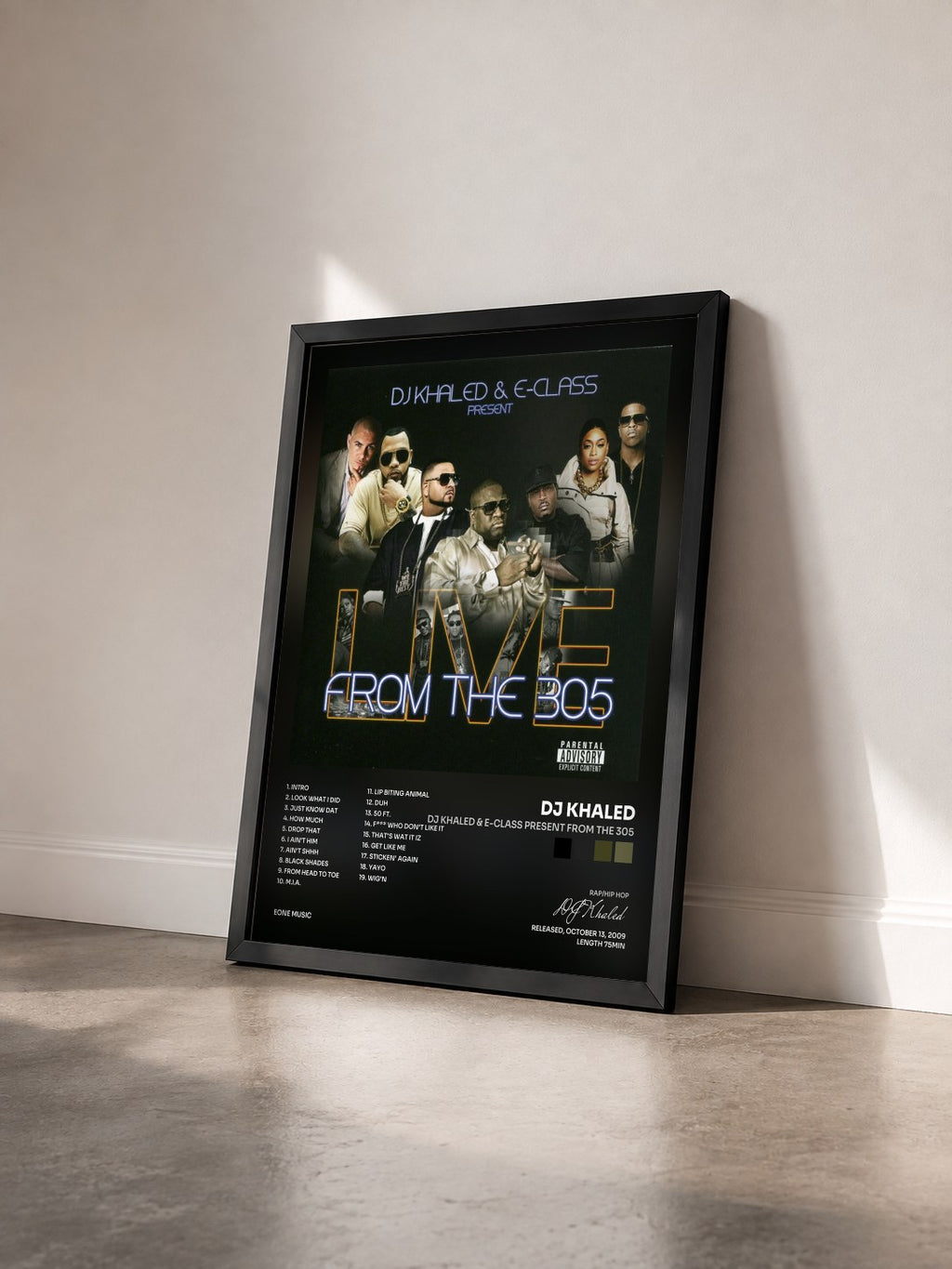 #noir DJ Khaled & E-class Present From The 305 von DJ Khaled als gerahmter Kunstdruck von schräg gesehen, schwarzer Rahmen