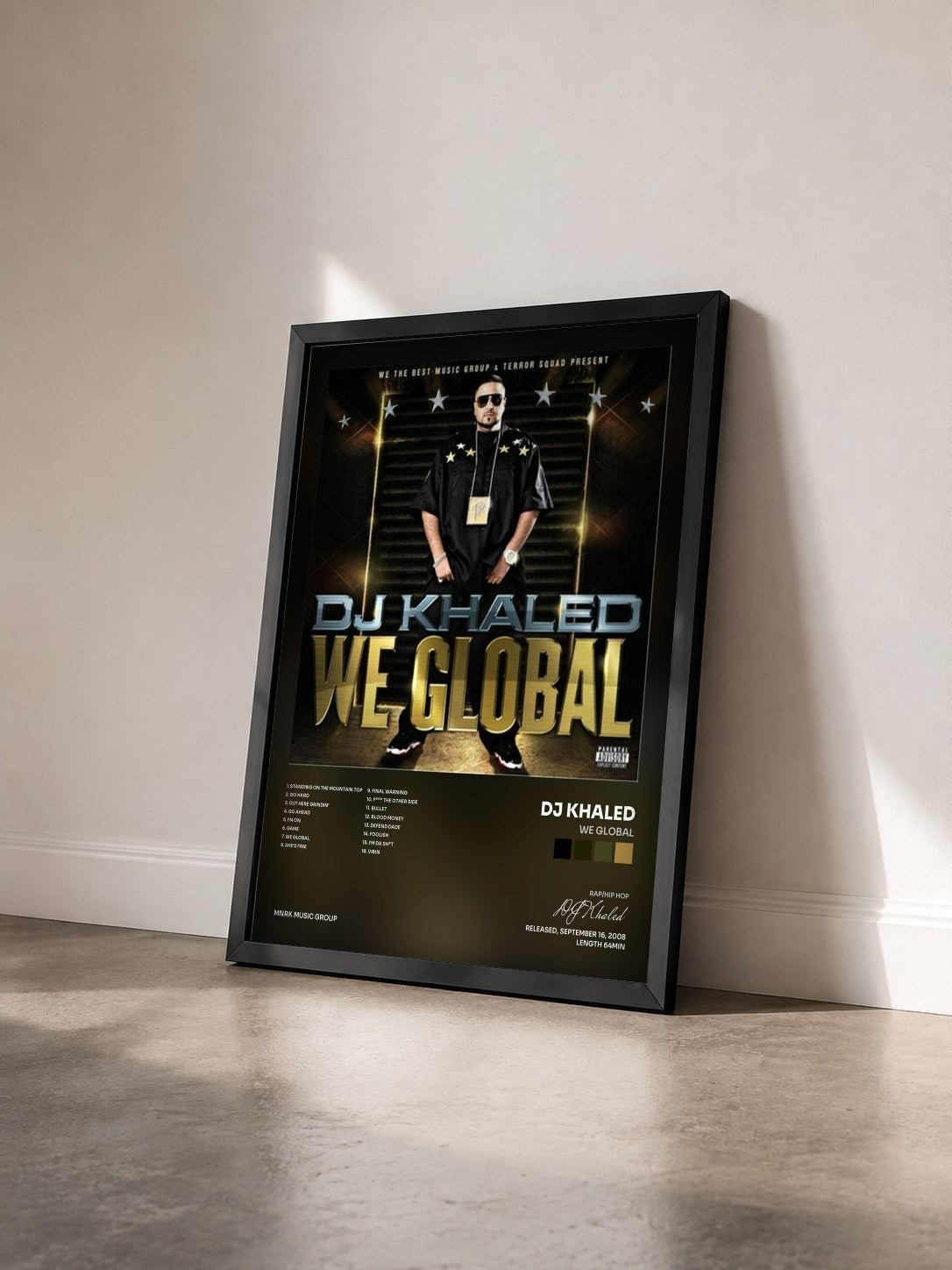 #noir Tableau de l'album We Global de DJ Khaled vu de trois quarts, cadre noir