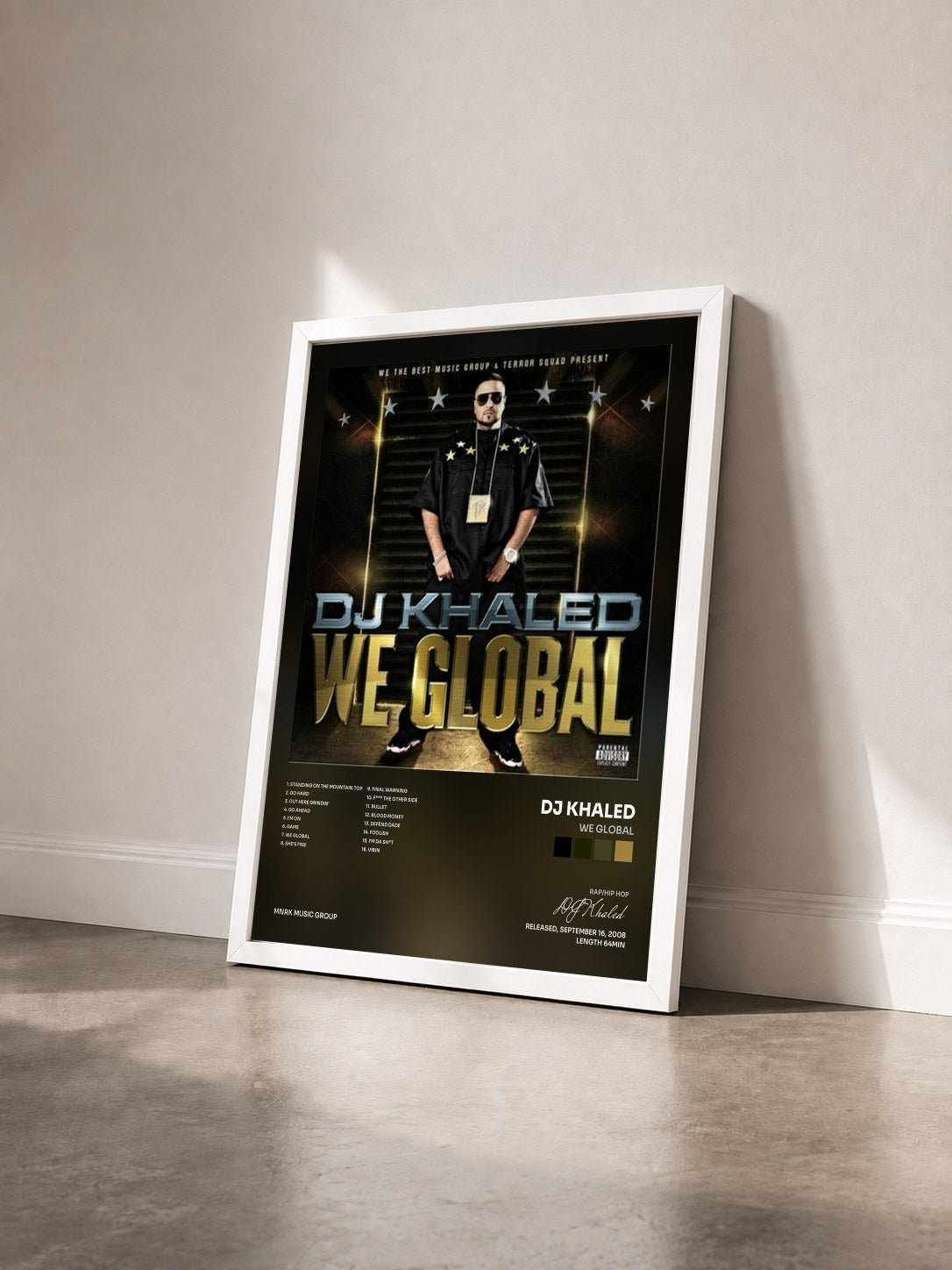 #blanc Tableau de l'album We Global de DJ Khaled vu de trois quarts, cadre blanc