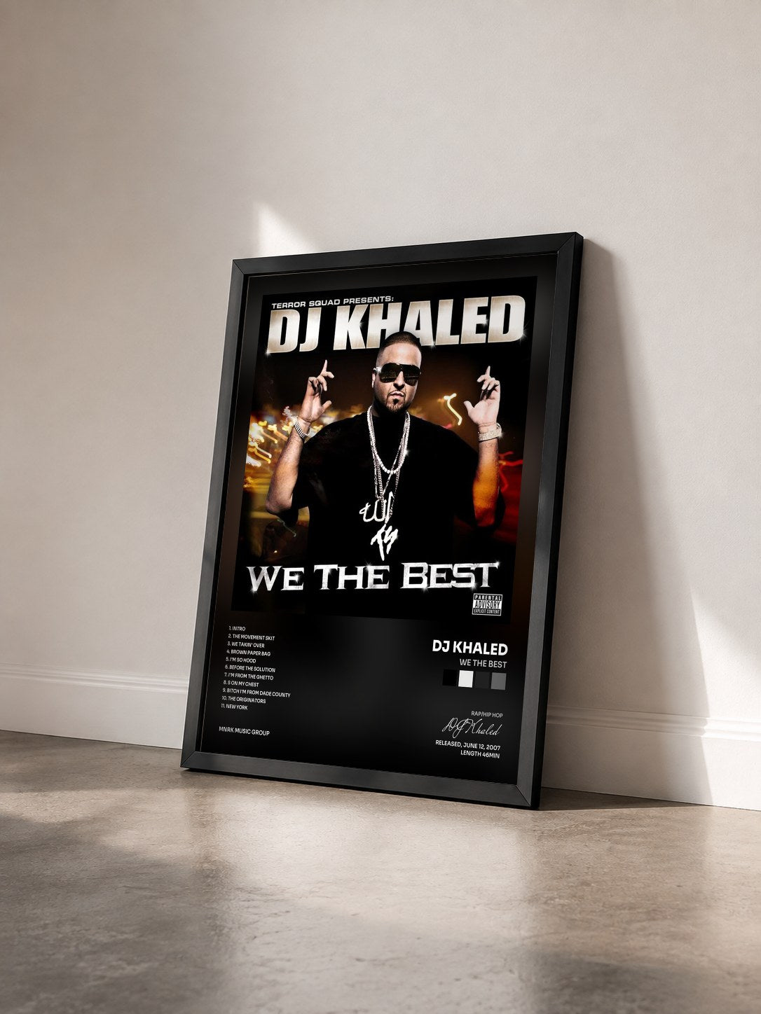 #noir Tableau de l'album We The Best de DJ Khaled vu de trois quarts, cadre noir