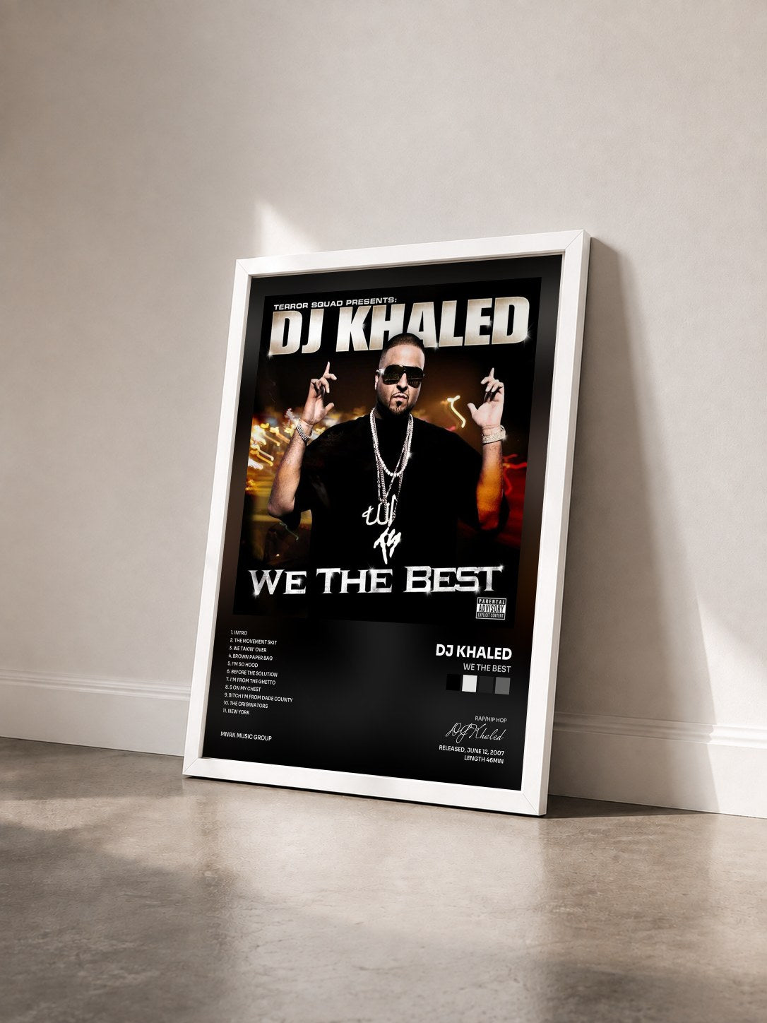 #blanc Tableau de l'album We The Best de DJ Khaled vu de trois quarts, cadre blanc