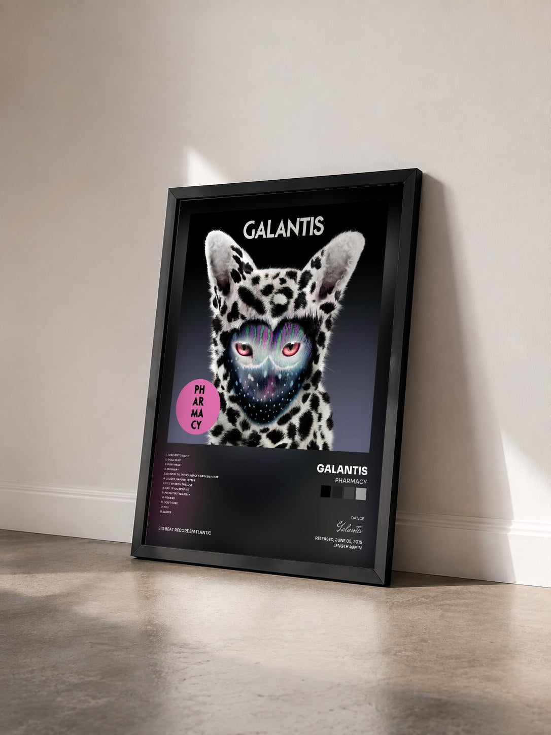 #noir Tableau de l'album Pharmacy de Galantis vu de trois quarts, cadre noir