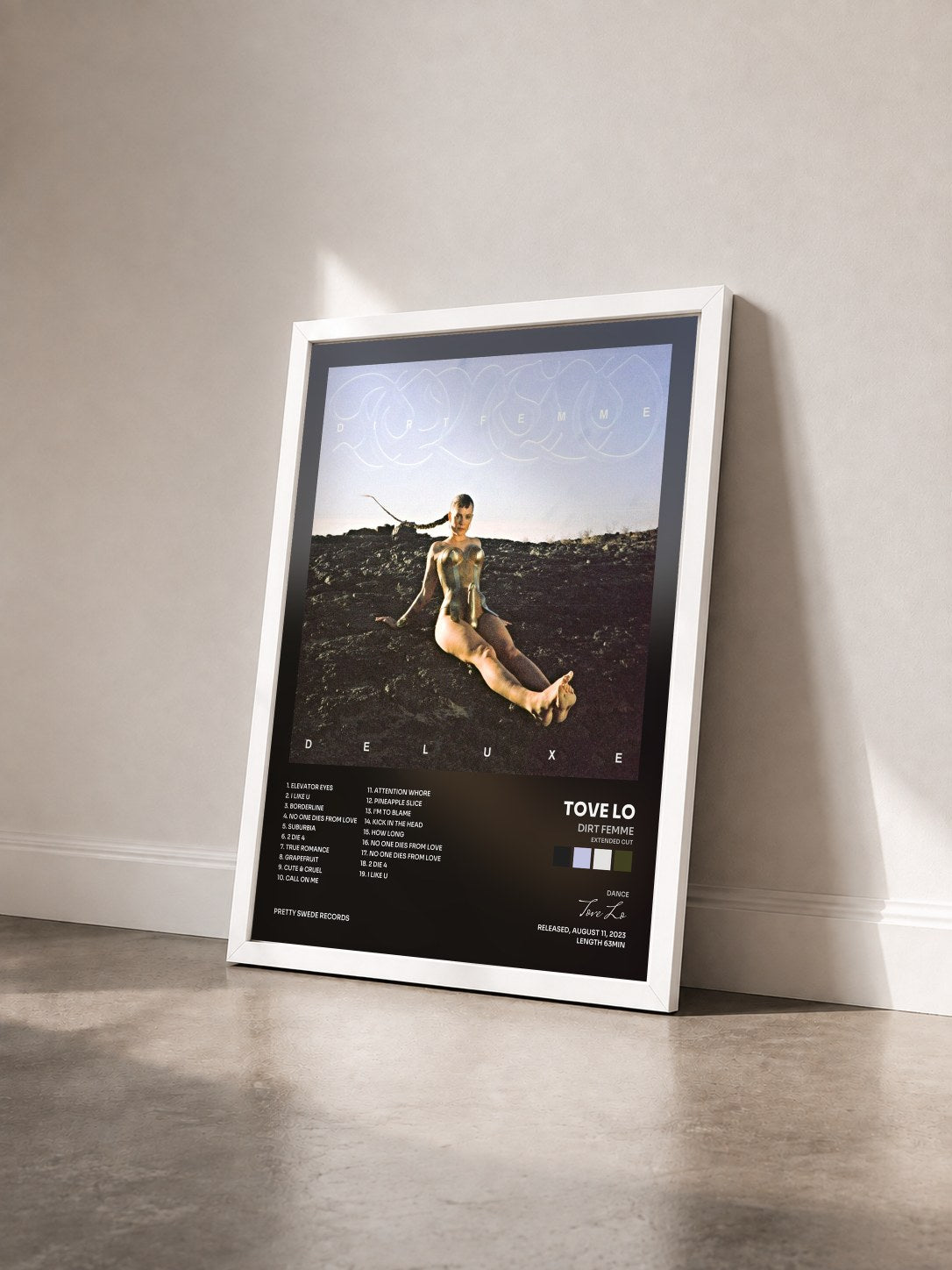 #blanc Tableau de l'album Dirt Femme (Extended Cut) de Tove Lo vu de trois quarts, cadre blanc