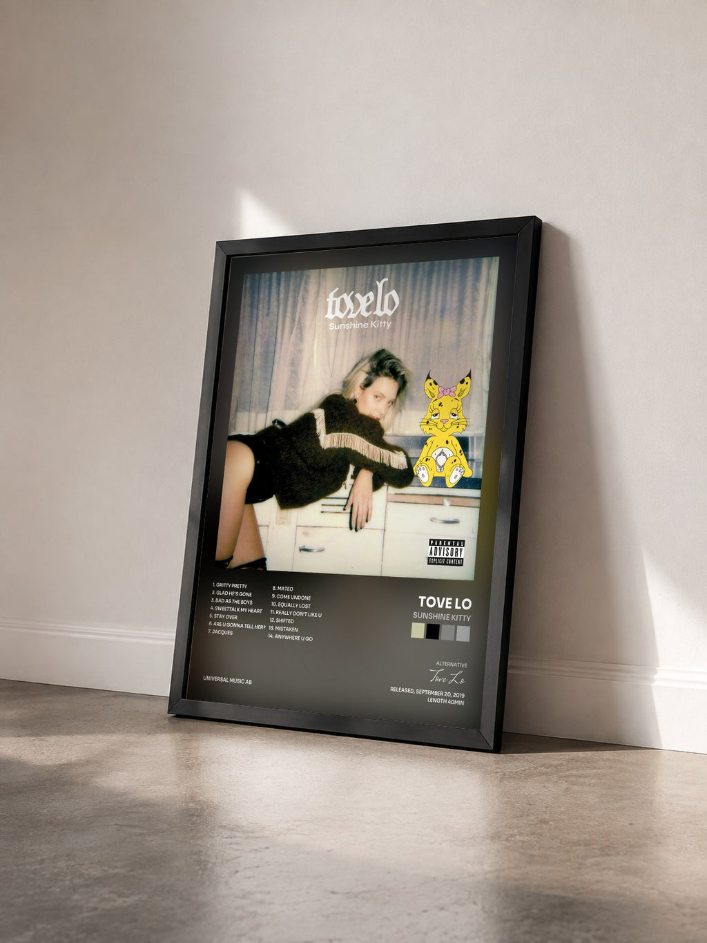 #noir Tableau de l'album Sunshine Kitty de Tove Lo vu de trois quarts, cadre noir