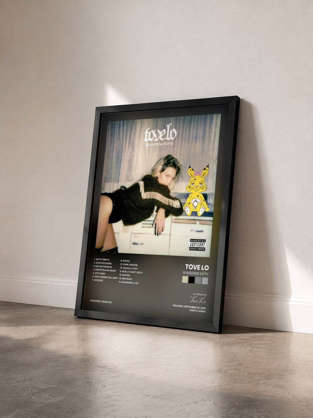 #noir Tableau de l'album Sunshine Kitty de Tove Lo vu de trois quarts, cadre noir
