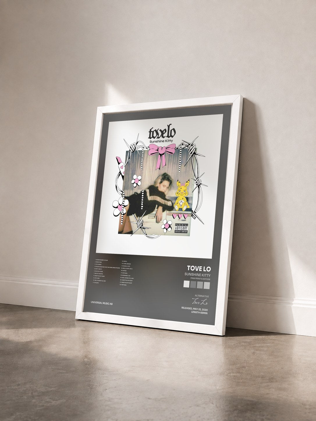 #blanc Tableau de l'album Sunshine Kitty (Paw Prints Edition) de Tove Lo vu de trois quarts, cadre blanc