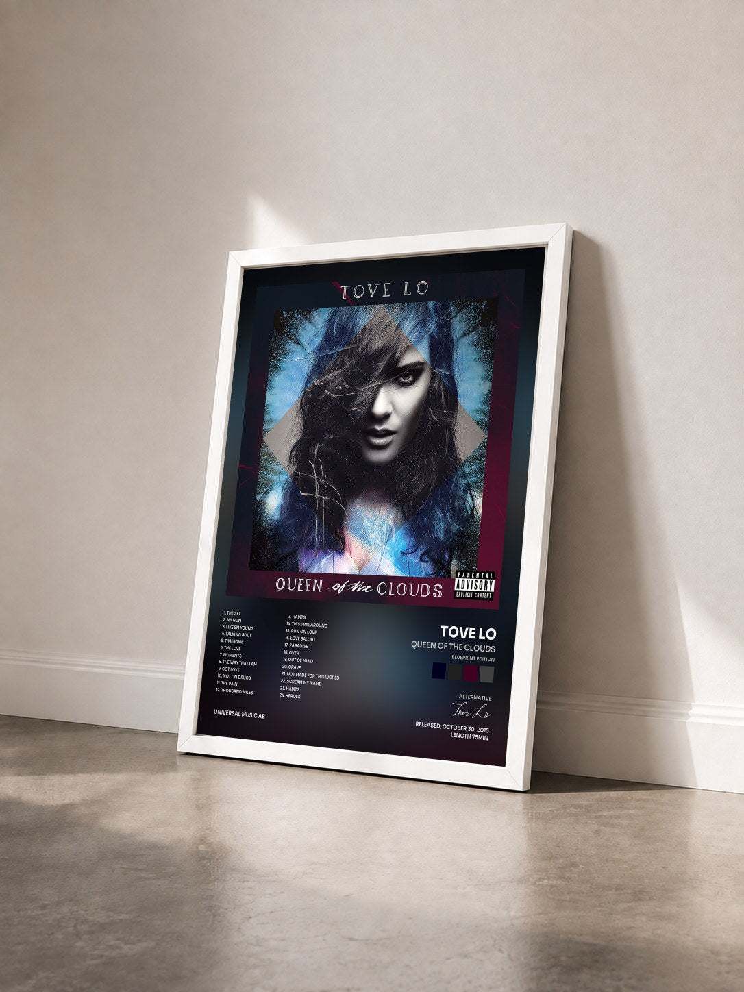 #blanc Tableau de l'album Queen Of The Clouds (Blueprint Edition) de Tove Lo vu de trois quarts, cadre blanc