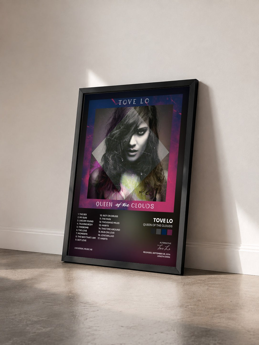 #noir Tableau de l'album Queen Of The Clouds de Tove Lo vu de trois quarts, cadre noir
