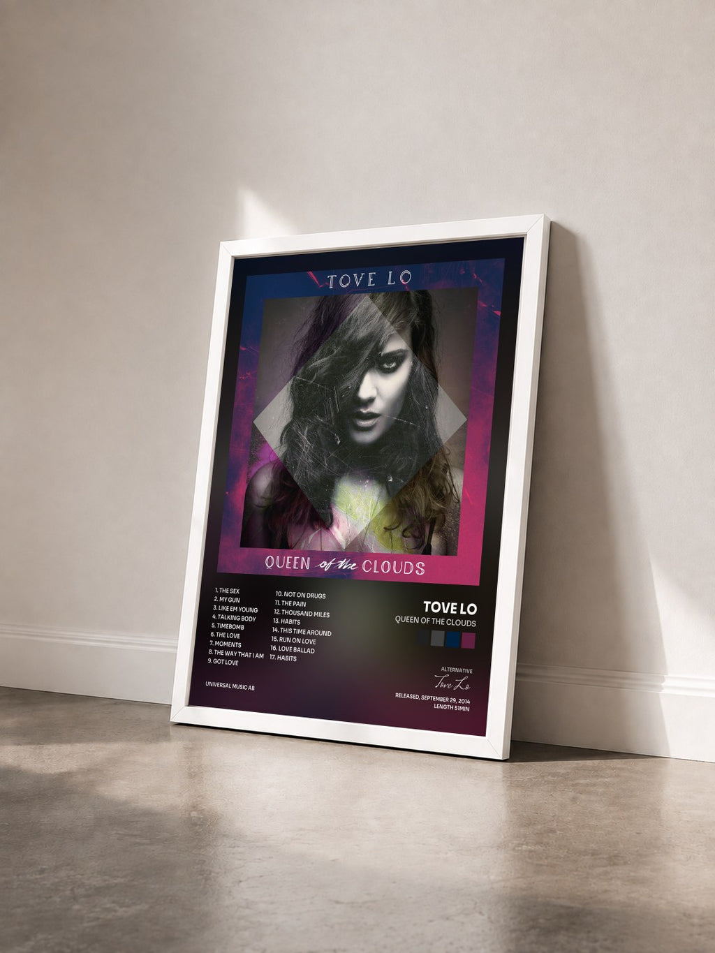 #blanc Tableau de l'album Queen Of The Clouds de Tove Lo vu de trois quarts, cadre blanc