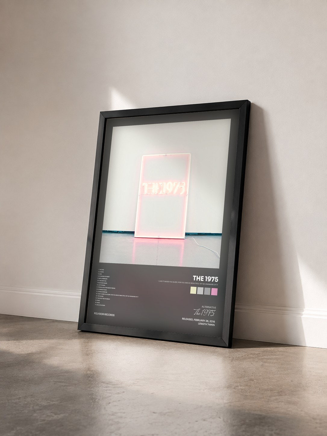 #noir Tableau de l'album I like it when you sleep, for you are so beautiful yet so unaware of it de The 1975 vu de trois quarts, cadre noir