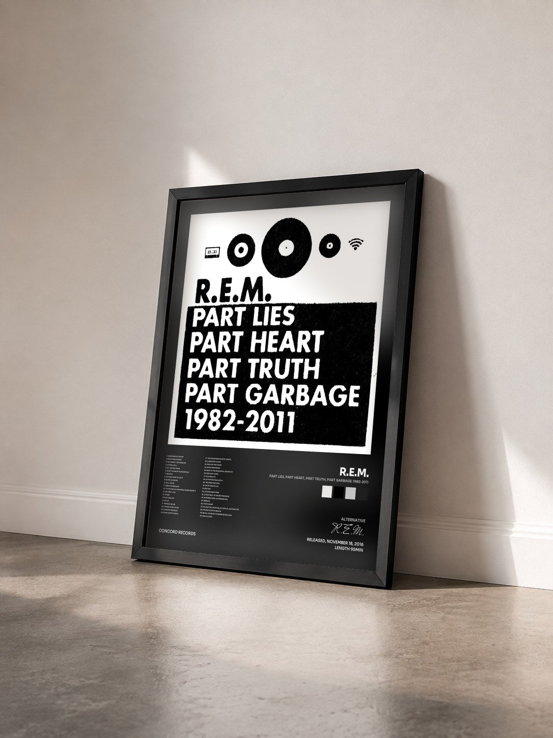 #noir Tableau de l'album Part Lies, Part Heart, Part Truth, Part Garbage: 1982-2011 de R.E.M. vu de trois quarts, cadre noir