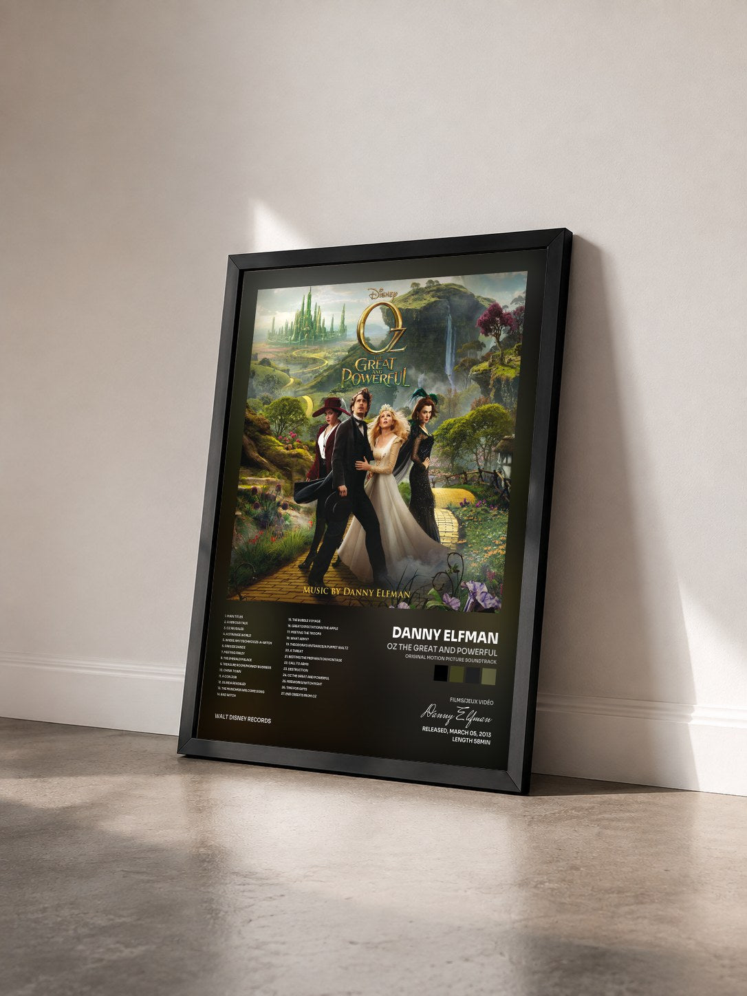 #noir Tableau de l'album Oz the Great and Powerful (Original Motion Picture Soundtrack) de Danny Elfman vu de trois quarts, cadre noir