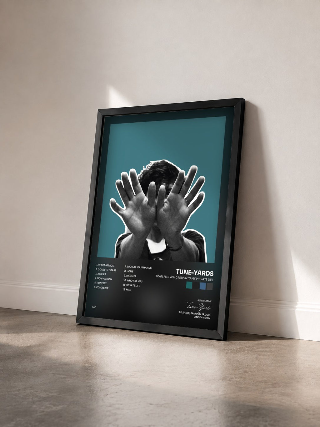 #noir I can feel you creep into my private life di Tune-Yards in stampa incorniciata vista di tre quarti, cornice nera