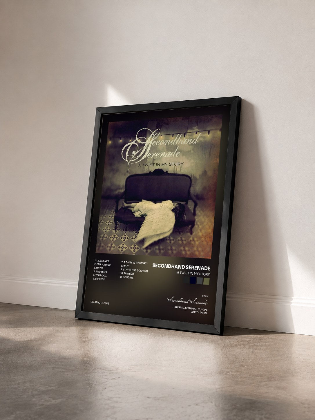 #noir Tableau de l'album A Twist In My Story de Secondhand Serenade vu de trois quarts, cadre noir