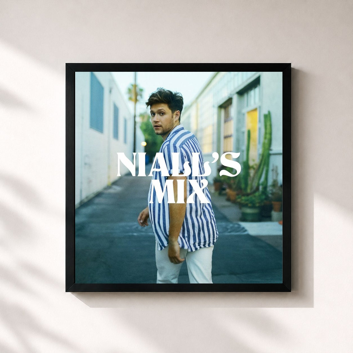 #noir Niall's Mix von Niall Horan als quadratischer Kunstdruck, schwarzer Rahmen 32x32 cm