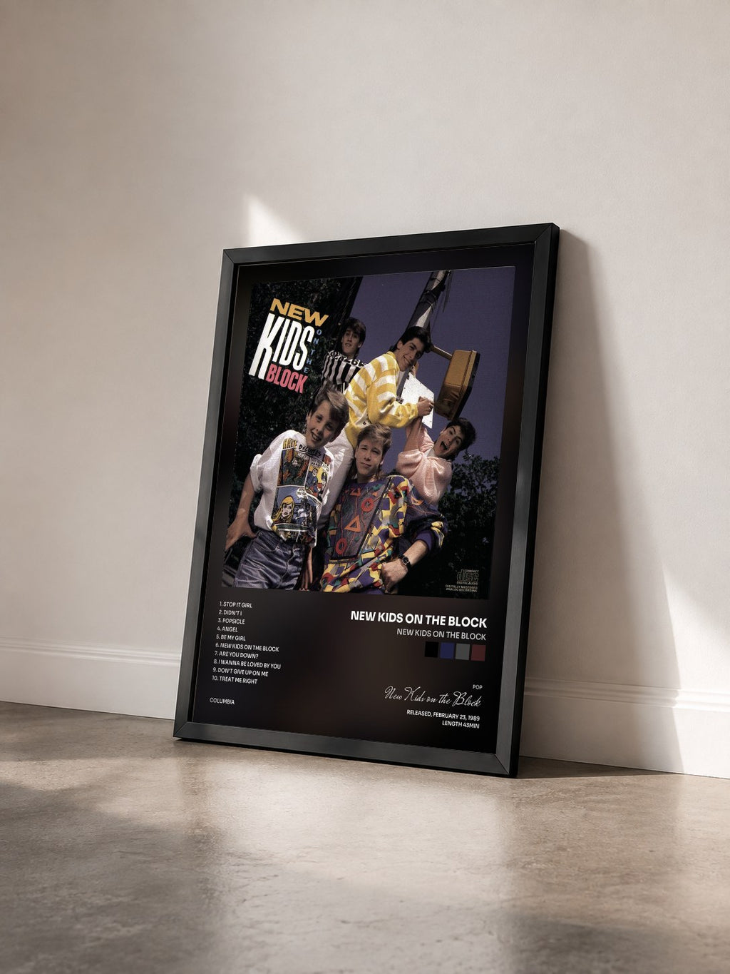 #noir Tableau de l'album New Kids On The Block de New Kids on the Block vu de trois quarts, cadre noir