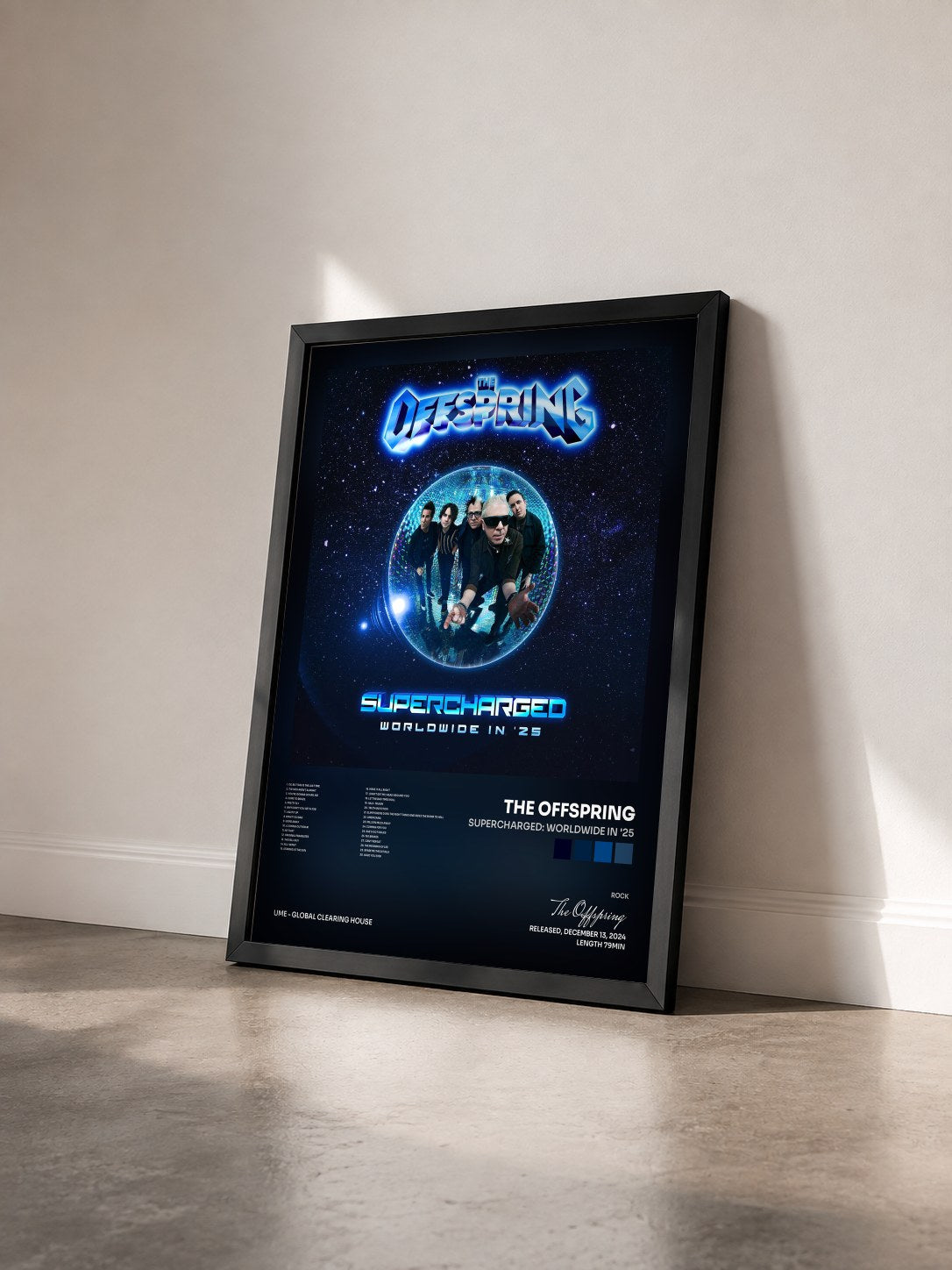 #noir Tableau de l'album SUPERCHARGED: WORLDWIDE IN '25 de The Offspring vu de trois quarts, cadre noir