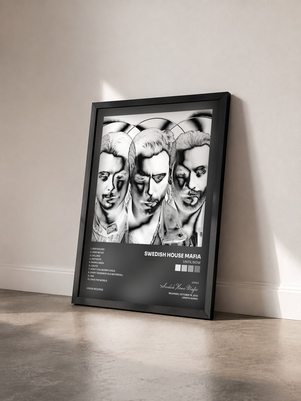#noir Tableau de l'album Until Now de Swedish House Mafia vu de trois quarts, cadre noir