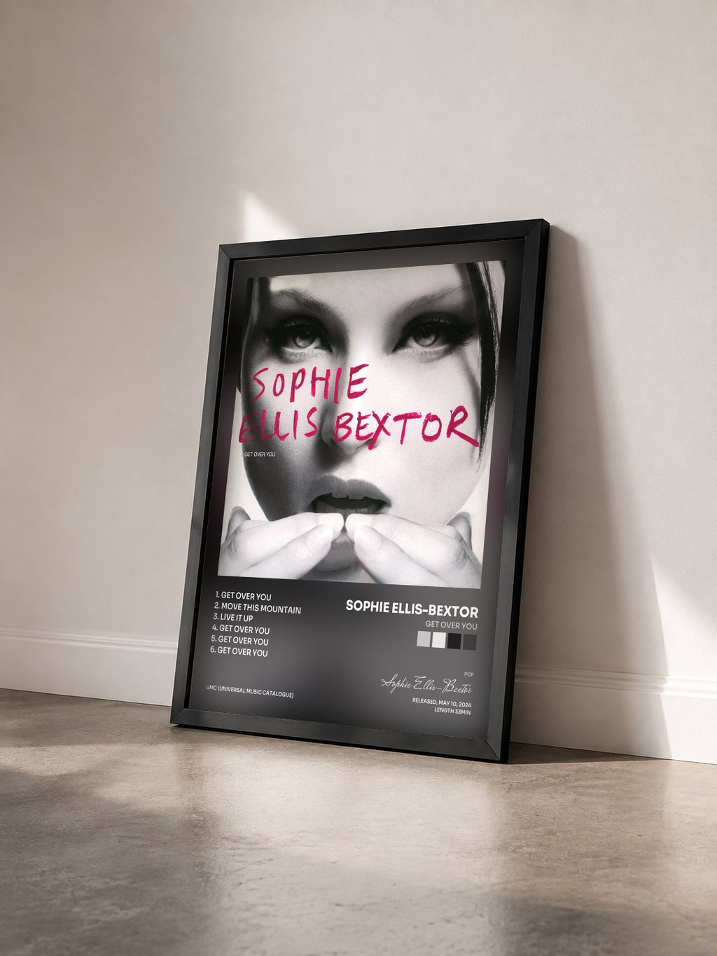#noir Tableau de l'album Get Over You de Sophie Ellis-Bextor vu de trois quarts, cadre noir