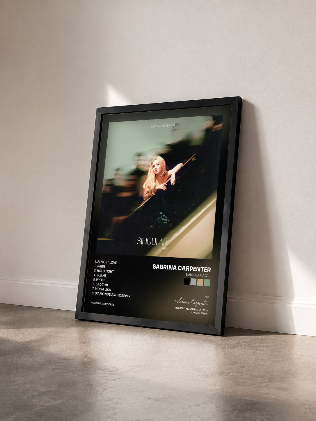 #noir Tableau de l'album Singular Act I de Sabrina Carpenter vu de trois quarts, cadre noir