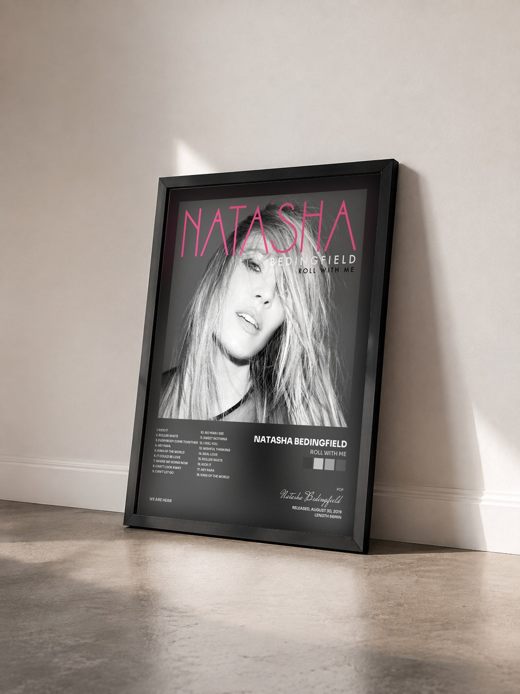 #noir Tableau de l'album ROLL WITH ME de Natasha Bedingfield vu de trois quarts, cadre noir
