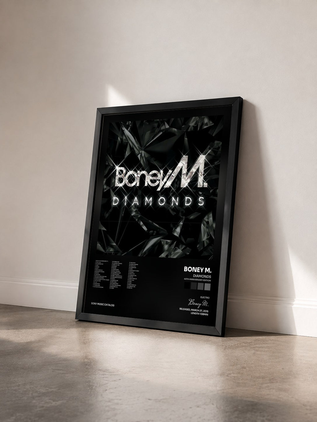 #noir Diamonds (40th Anniversary Edition) de Boney M. en lámina enmarcada vista de tres cuartos, marco negro