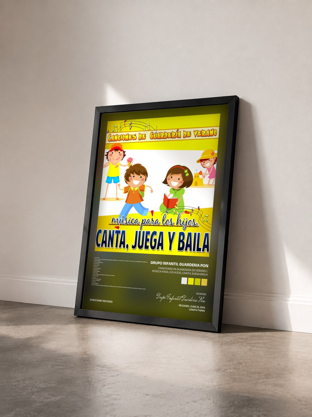 #noir Tableau de l'album Canciones de Guardería de Verano !. Música para los Hijos, Canta Juega Baila de Grupo Infantil Guarderia Pon vu de trois quarts, cadre noir