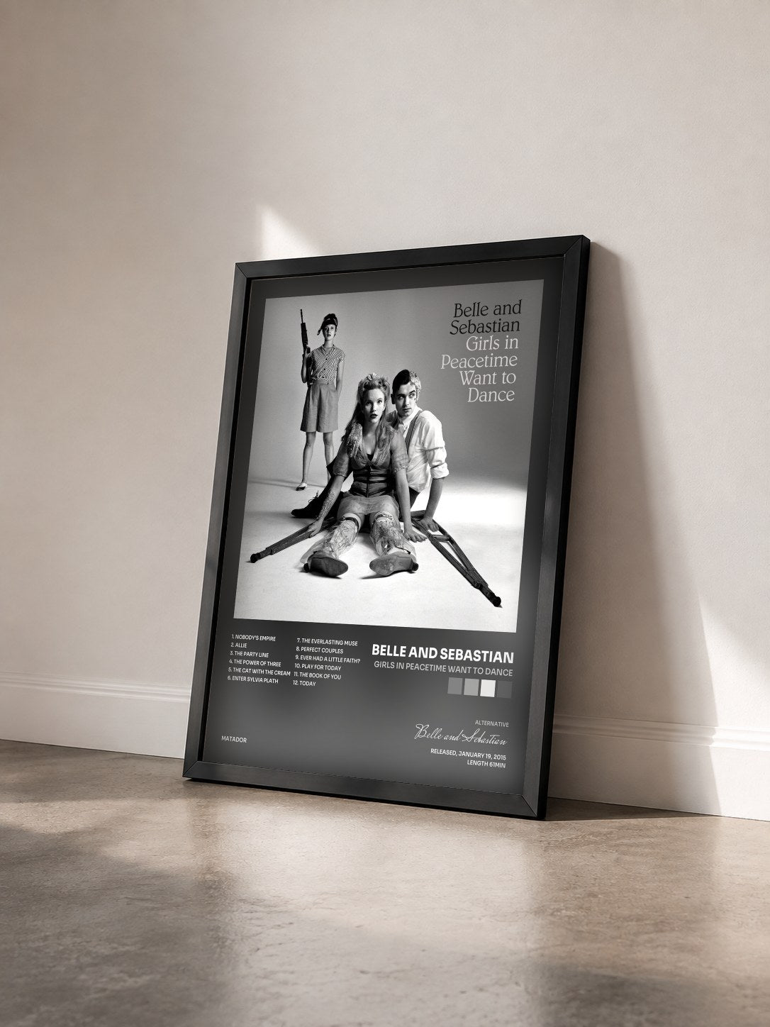 #noir Tableau de l'album Girls in Peacetime Want to Dance de Belle and Sebastian vu de trois quarts, cadre noir