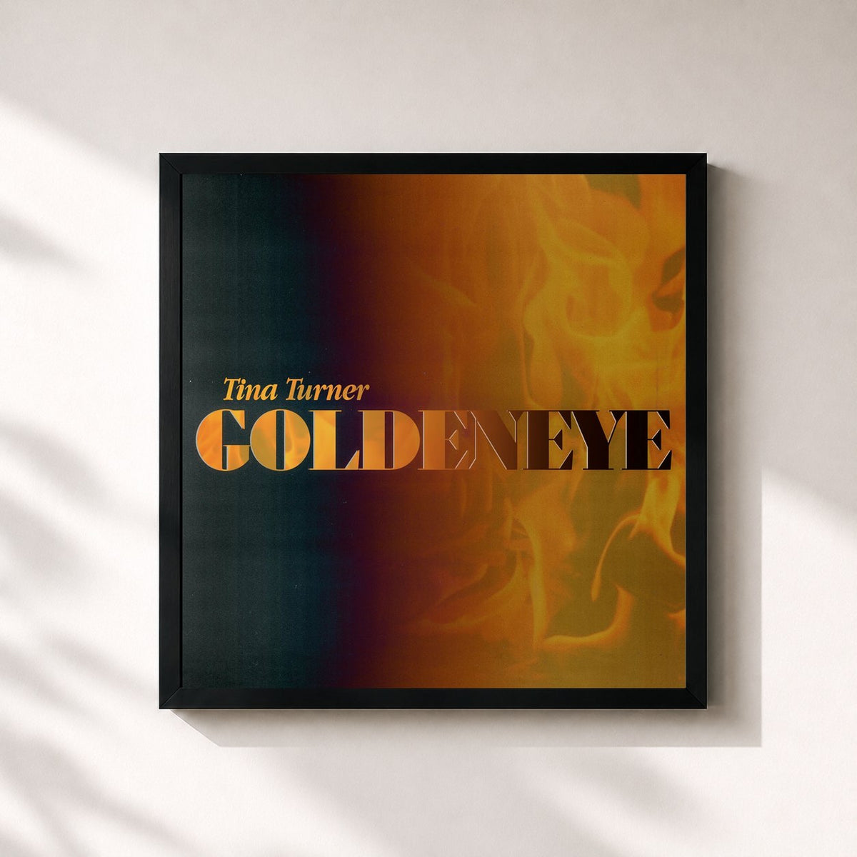 #noir Goldeneye von Tina Turner als quadratischer Kunstdruck, schwarzer Rahmen 32x32 cm
