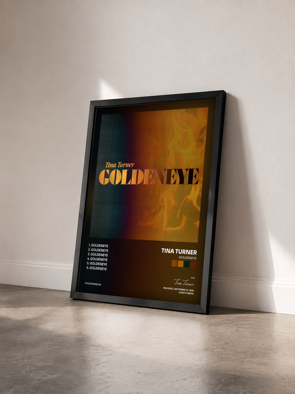 #noir Tableau de l'album Goldeneye de Tina Turner vu de trois quarts, cadre noir