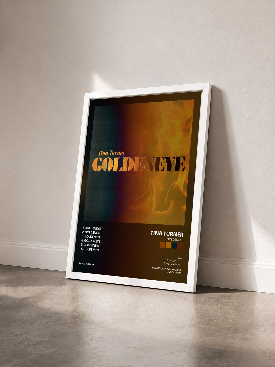 #blanc Goldeneye von Tina Turner als gerahmter Kunstdruck von schräg gesehen, weißer Rahmen