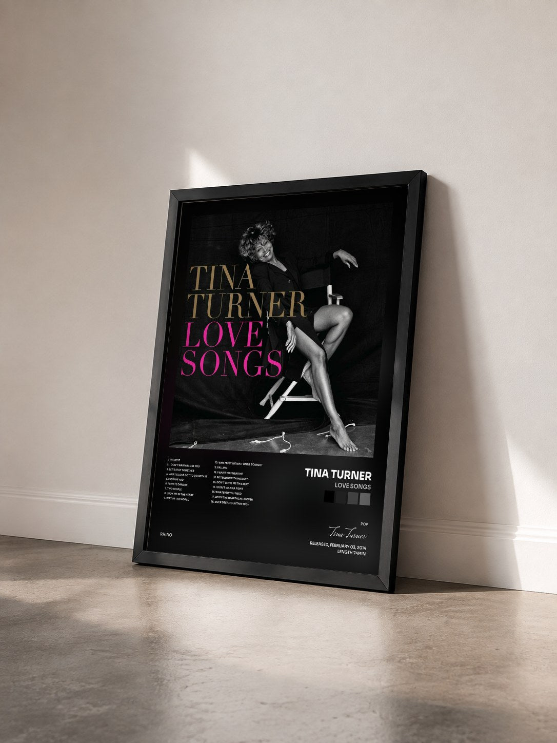 #noir Love Songs von Tina Turner als gerahmter Kunstdruck von schräg gesehen, schwarzer Rahmen