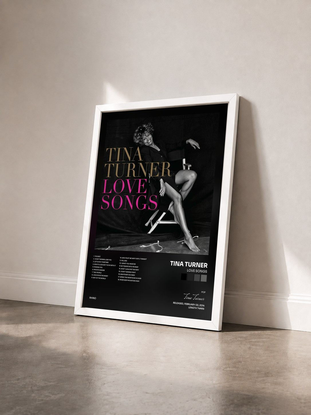 #blanc Love Songs von Tina Turner als gerahmter Kunstdruck von schräg gesehen, weißer Rahmen