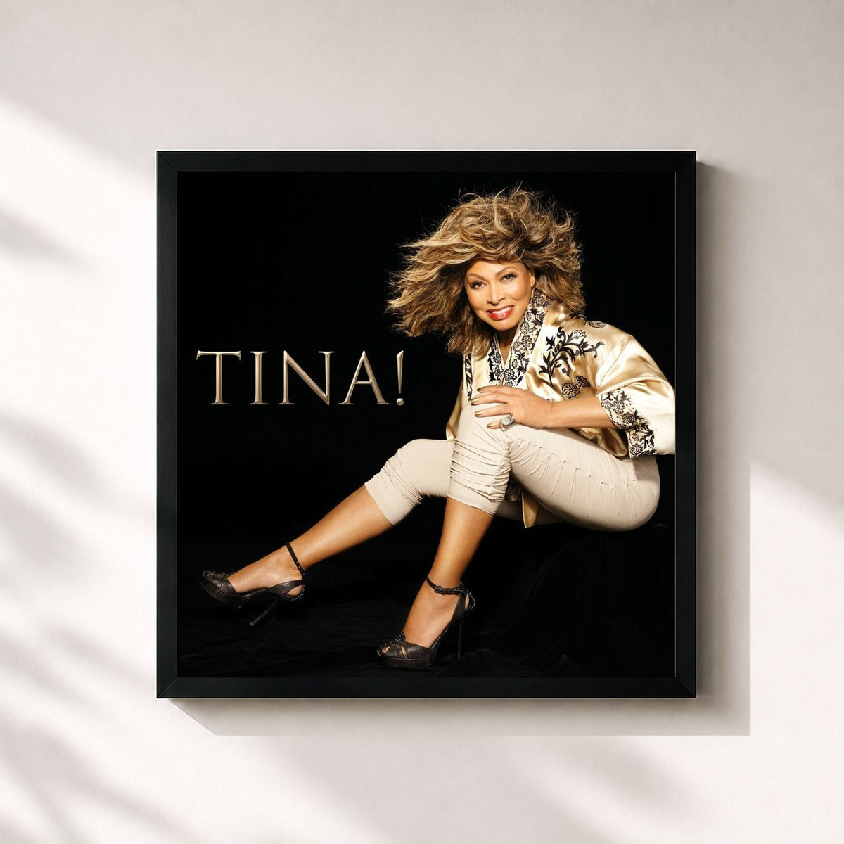 #noir Tina! von Tina Turner als quadratischer Kunstdruck, schwarzer Rahmen 32x32 cm