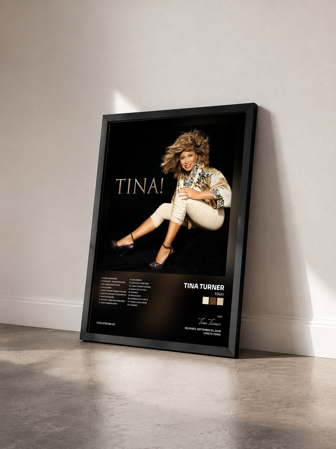 #noir Tina! von Tina Turner als gerahmter Kunstdruck von schräg gesehen, schwarzer Rahmen