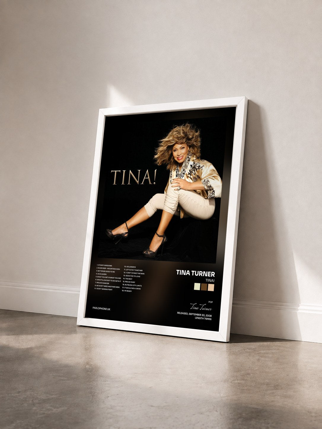 #blanc Tina! von Tina Turner als gerahmter Kunstdruck von schräg gesehen, weißer Rahmen