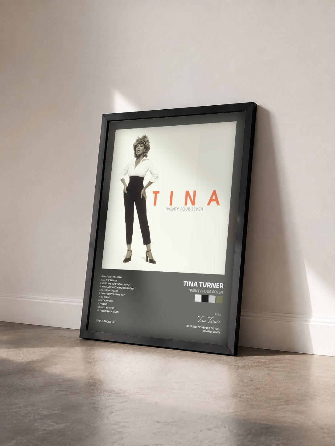 #noir Twenty Four Seven von Tina Turner als gerahmter Kunstdruck von schräg gesehen, schwarzer Rahmen