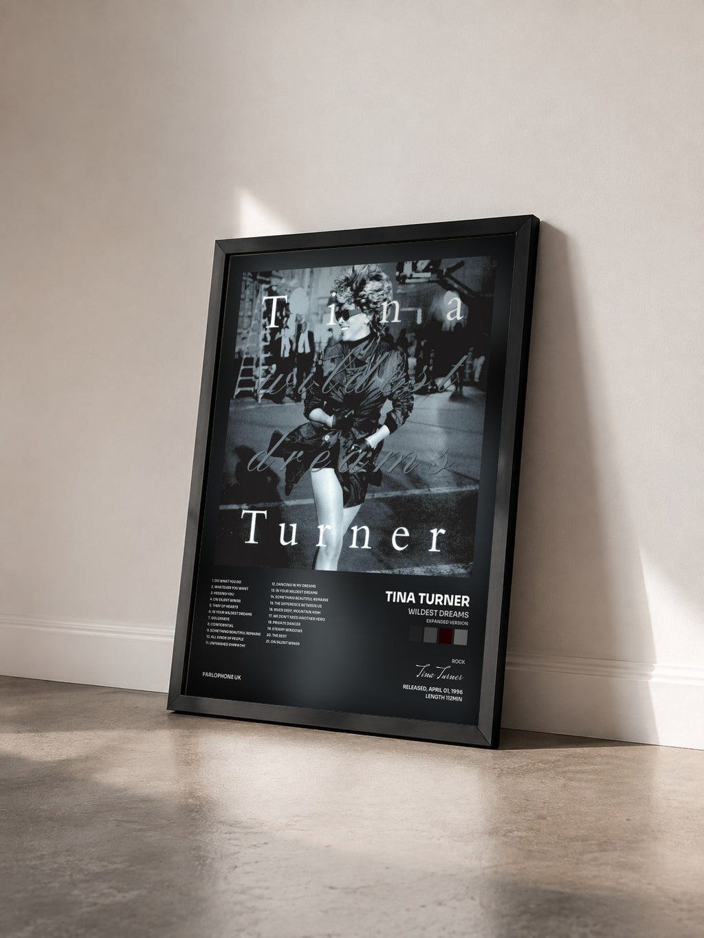 #noir Tableau de l'album Wildest Dreams (Expanded Version) de Tina Turner vu de trois quarts, cadre noir
