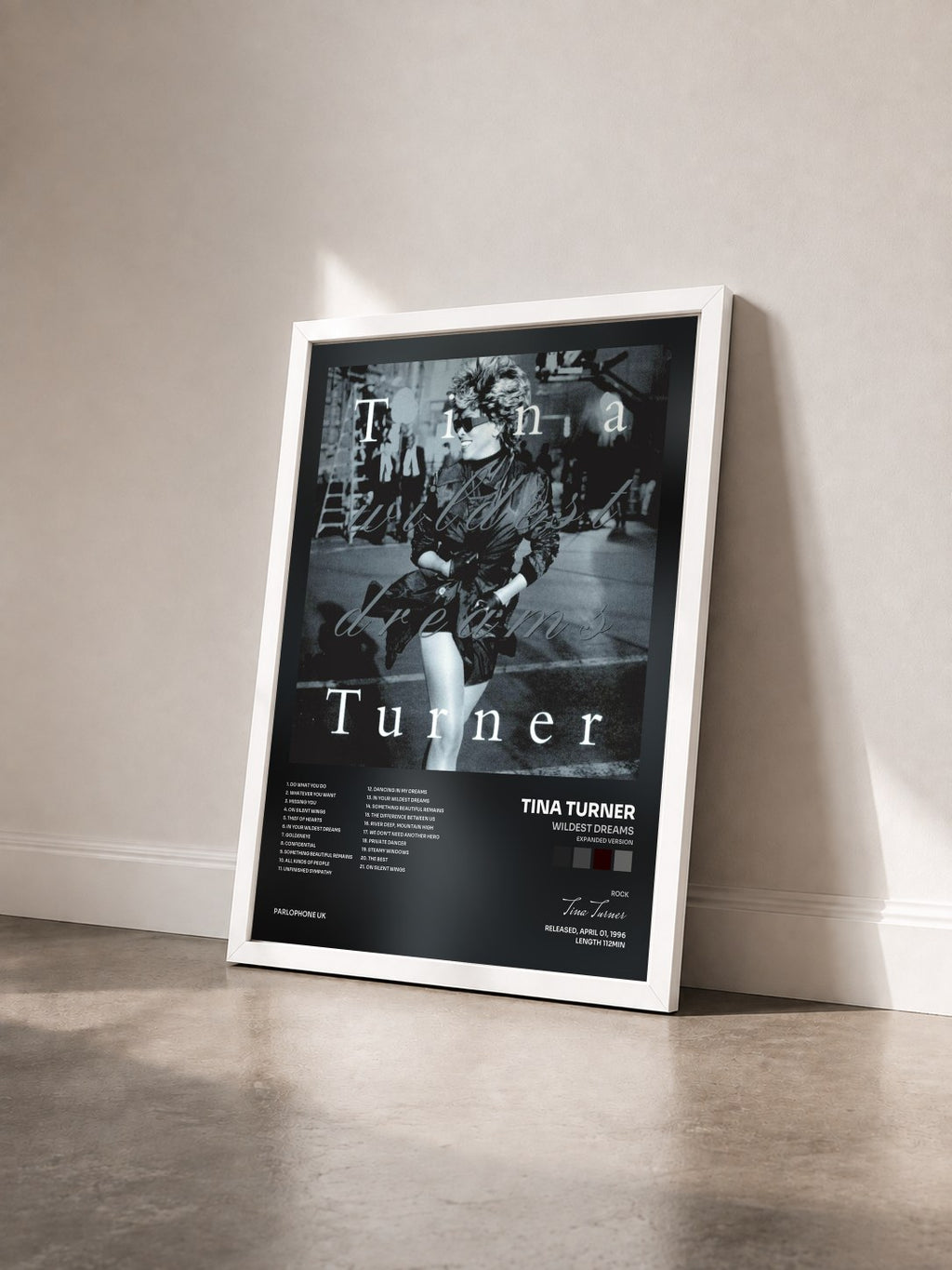 #blanc Tableau de l'album Wildest Dreams (Expanded Version) de Tina Turner vu de trois quarts, cadre blanc