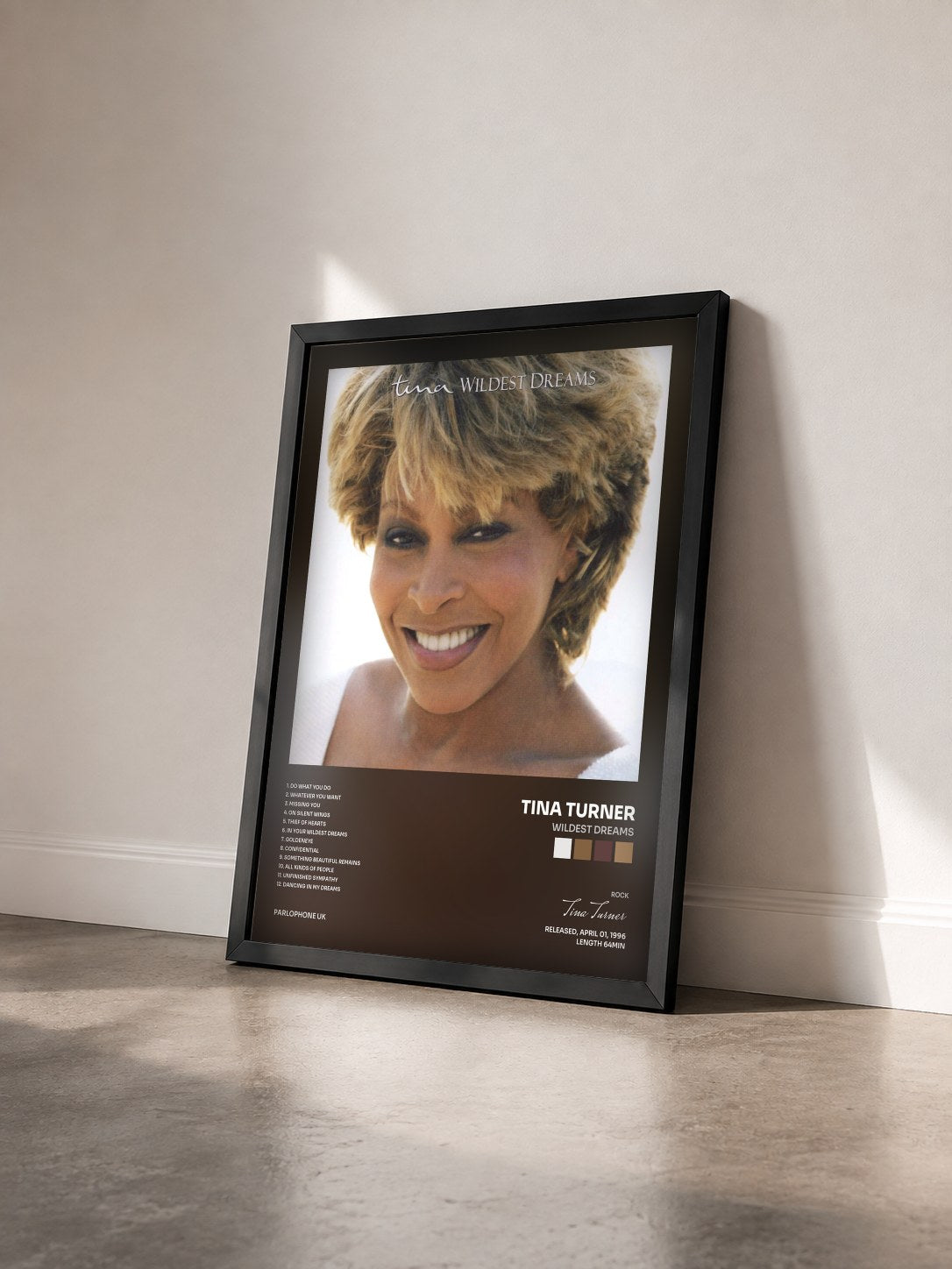 #noir Wildest Dreams von Tina Turner als gerahmter Kunstdruck von schräg gesehen, schwarzer Rahmen