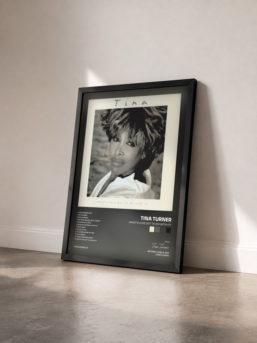 #noir What's Love Got to Do with It? von Tina Turner als gerahmter Kunstdruck von schräg gesehen, schwarzer Rahmen