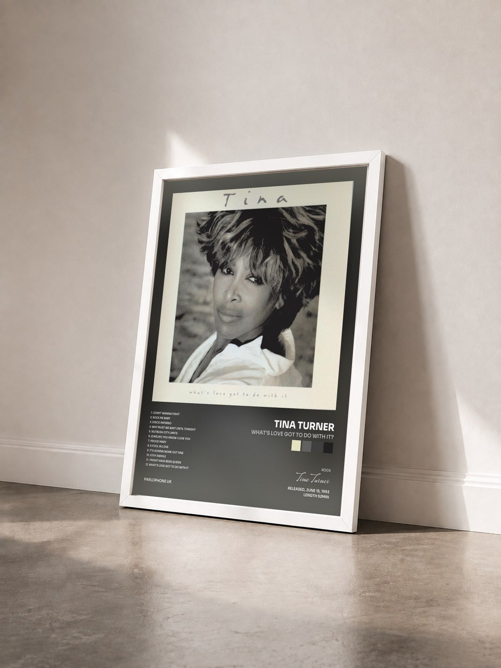 #blanc What's Love Got to Do with It? von Tina Turner als gerahmter Kunstdruck von schräg gesehen, weißer Rahmen