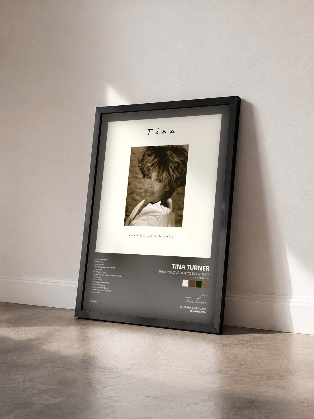 #noir What's Love Got to Do with It (2023 Remaster) von Tina Turner als gerahmter Kunstdruck von schräg gesehen, schwarzer Rahmen