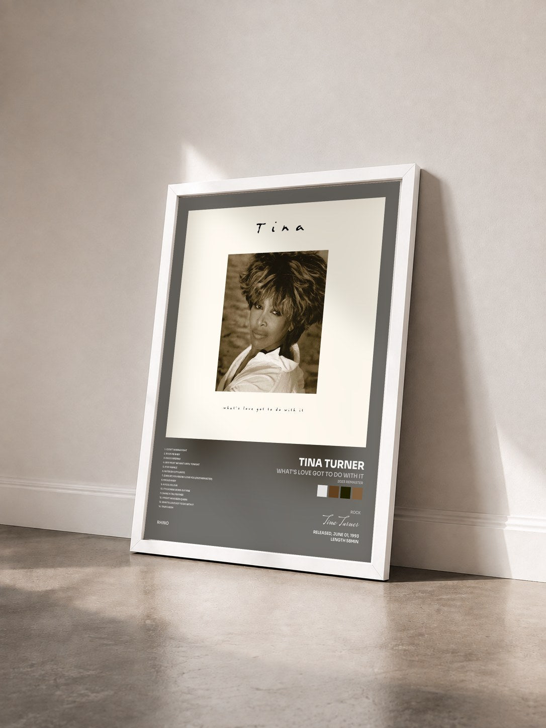 #blanc What's Love Got to Do with It (2023 Remaster) von Tina Turner als gerahmter Kunstdruck von schräg gesehen, weißer Rahmen