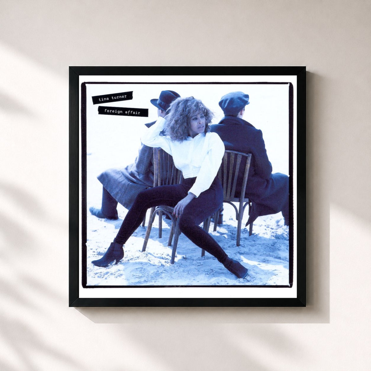 #noir Foreign Affair von Tina Turner als quadratischer Kunstdruck, schwarzer Rahmen 32x32 cm