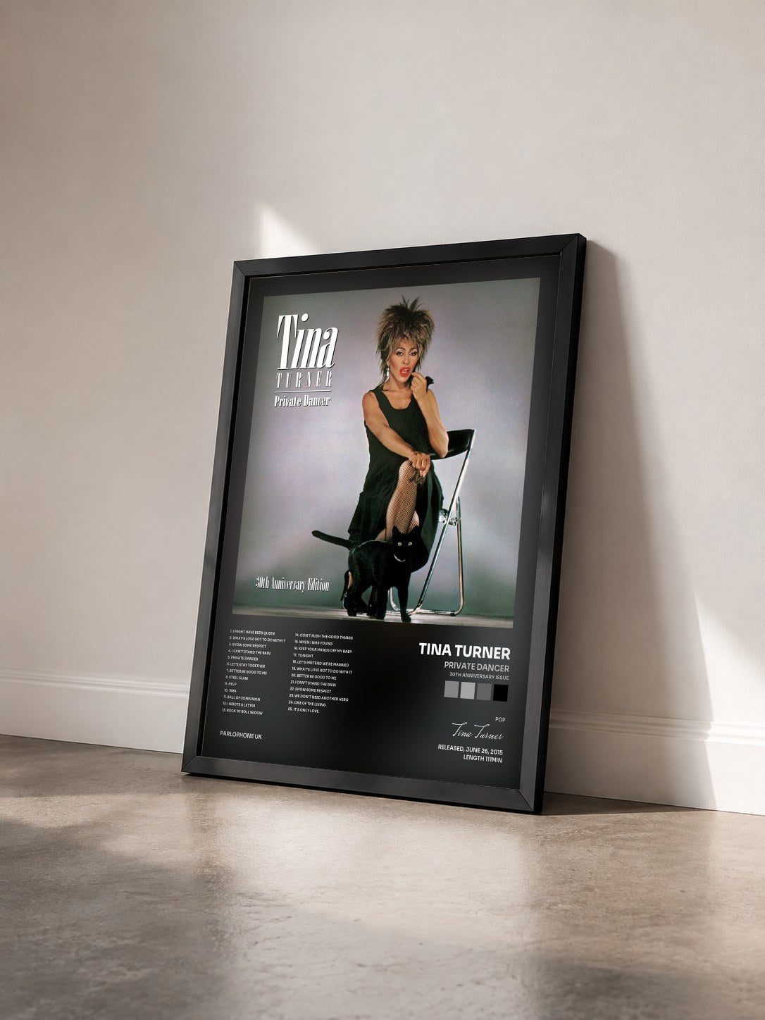 #noir Private Dancer (30th Anniversary Issue) von Tina Turner als gerahmter Kunstdruck von schräg gesehen, schwarzer Rahmen