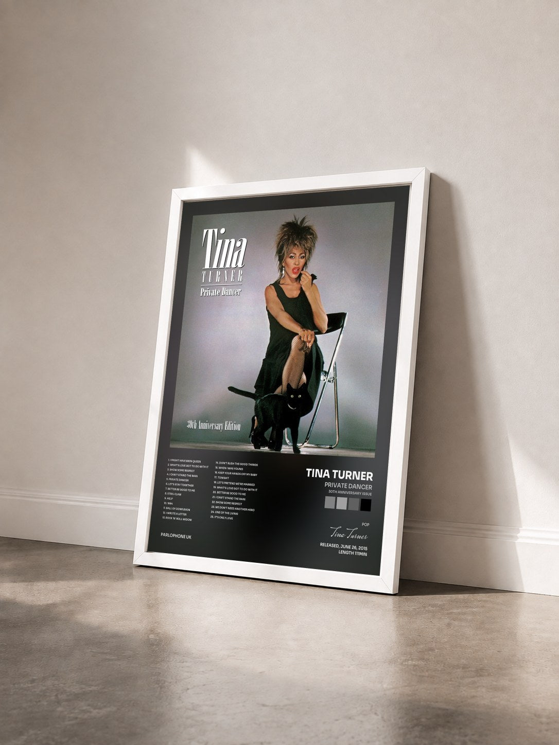 #blanc Private Dancer (30th Anniversary Issue) von Tina Turner als gerahmter Kunstdruck von schräg gesehen, weißer Rahmen