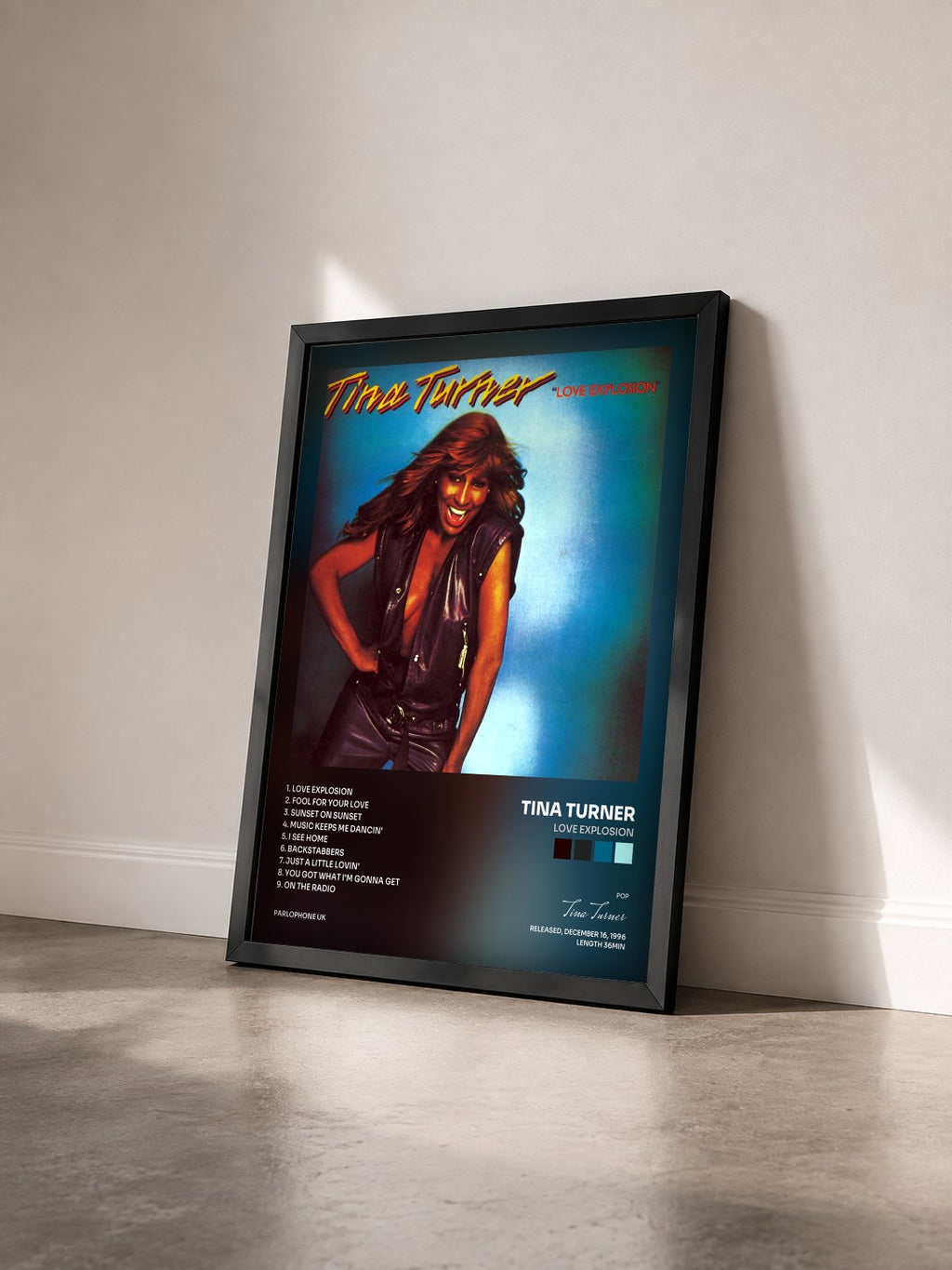 #noir Tableau de l'album Love Explosion de Tina Turner vu de trois quarts, cadre noir