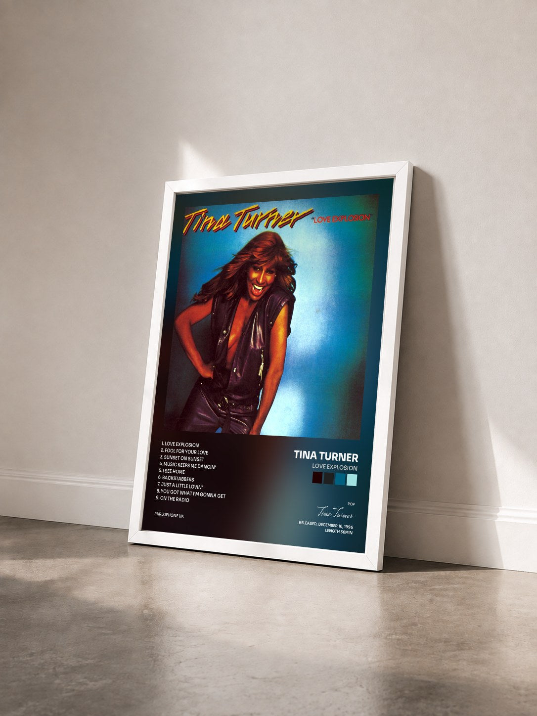 #blanc Love Explosion von Tina Turner als gerahmter Kunstdruck von schräg gesehen, weißer Rahmen